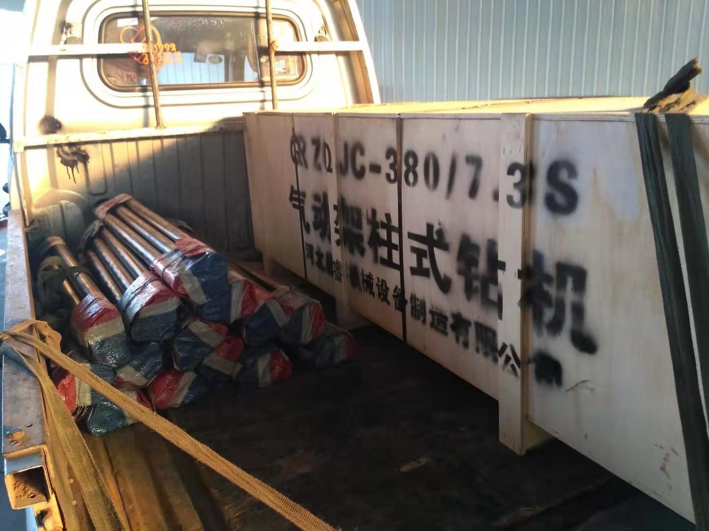 小型氣動(dòng)架柱式鉆機(jī)又訂貨，好用耐用。